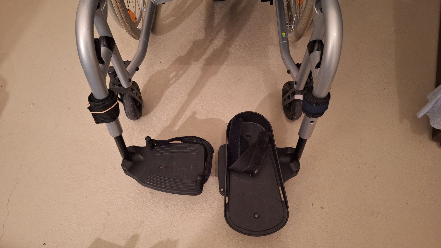 Sedie a rotelle: Elektr.Küschall Rollstuhl Compact mit Schiebehilfe R20 – Usato da St.Gallen venduto da Puppa 6