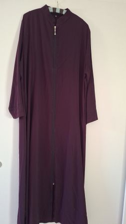 Damen Kleid dunkelviolett Grösse 50 mit Schmucksteinen