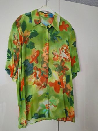 Bluse mit Blumenmuster, Grösse 44/46