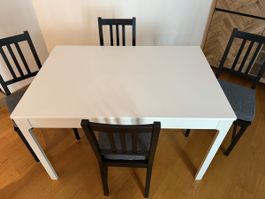 Tisch mit 4 Stühlen