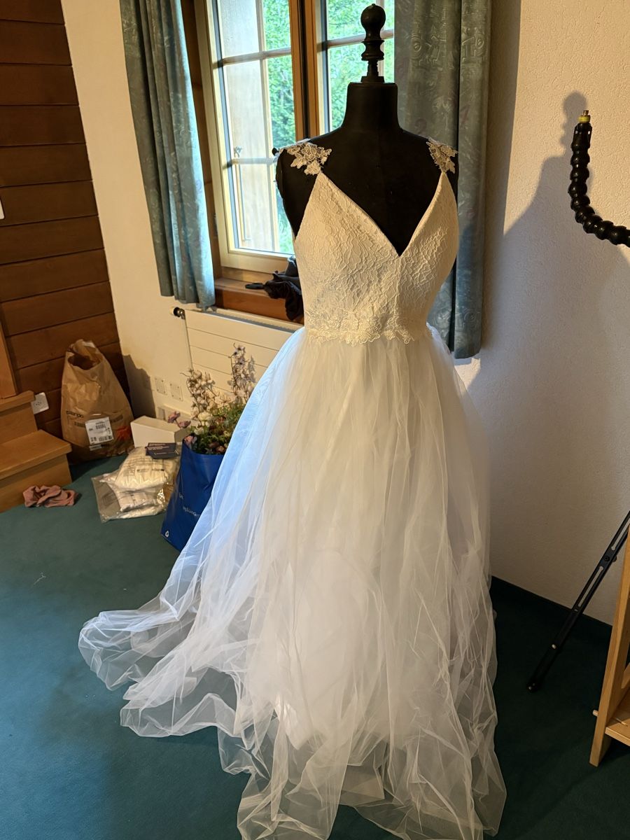 Vestiti: Robe de mariée blanche avec dentelle fleurie taille 46 – Nuovo (secondo la descrizione) da Moléson-s-Gruyères venduto da mar_bs5w