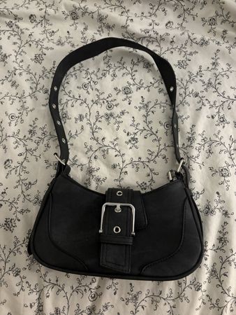 Borsa a spalla nera con fibbia usato ottime condizioni