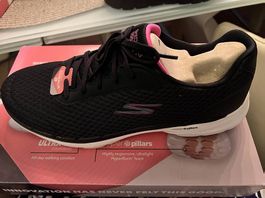 Ungetragene Skechers Go Walk 6 (Women, Gr. 43)