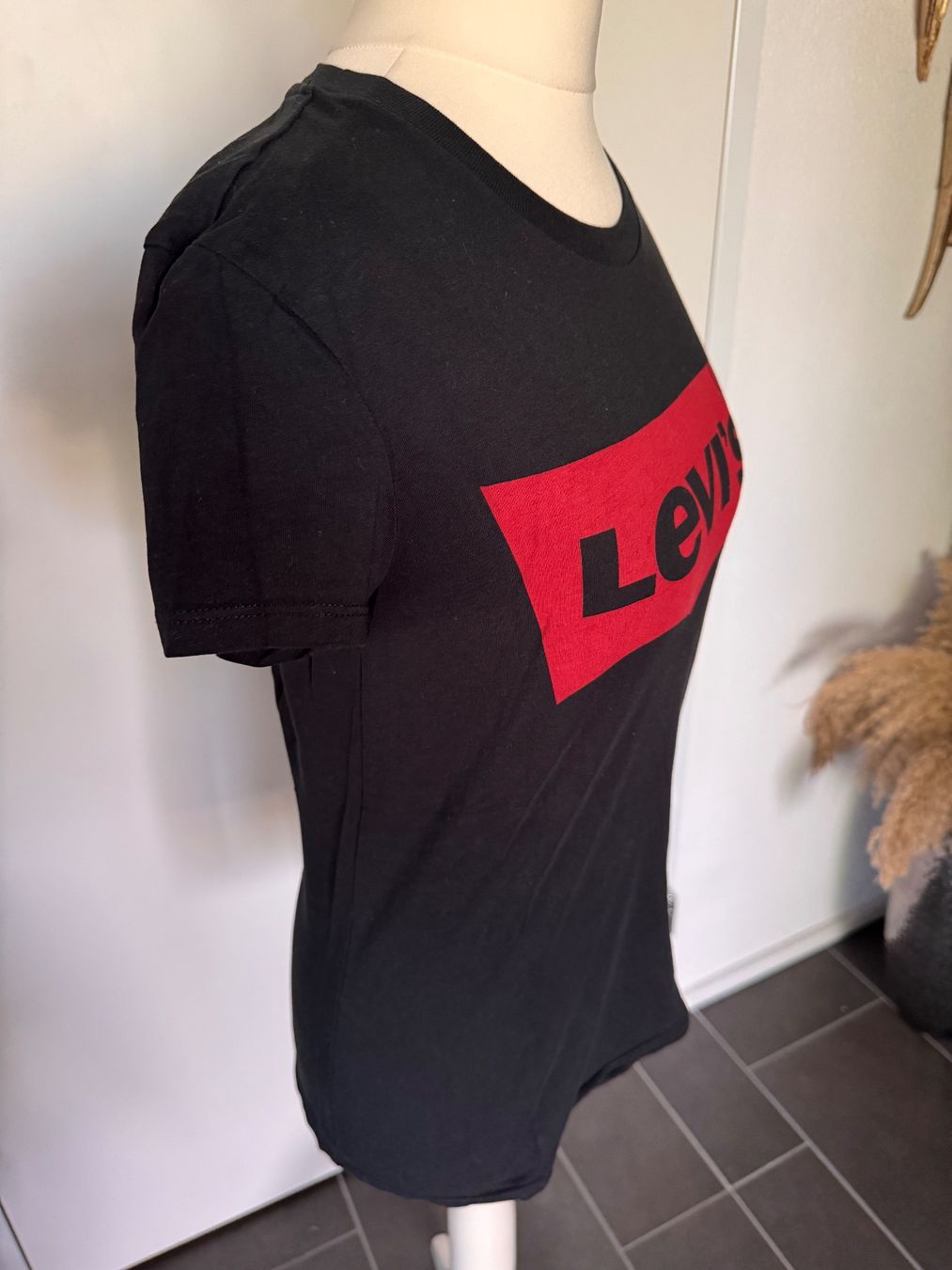 Levi's T-shirt: Basic Shirt Levi‘s Gr. XS Schwarz Rot – Usato da Rothrist venduto da Fondgruebe 1