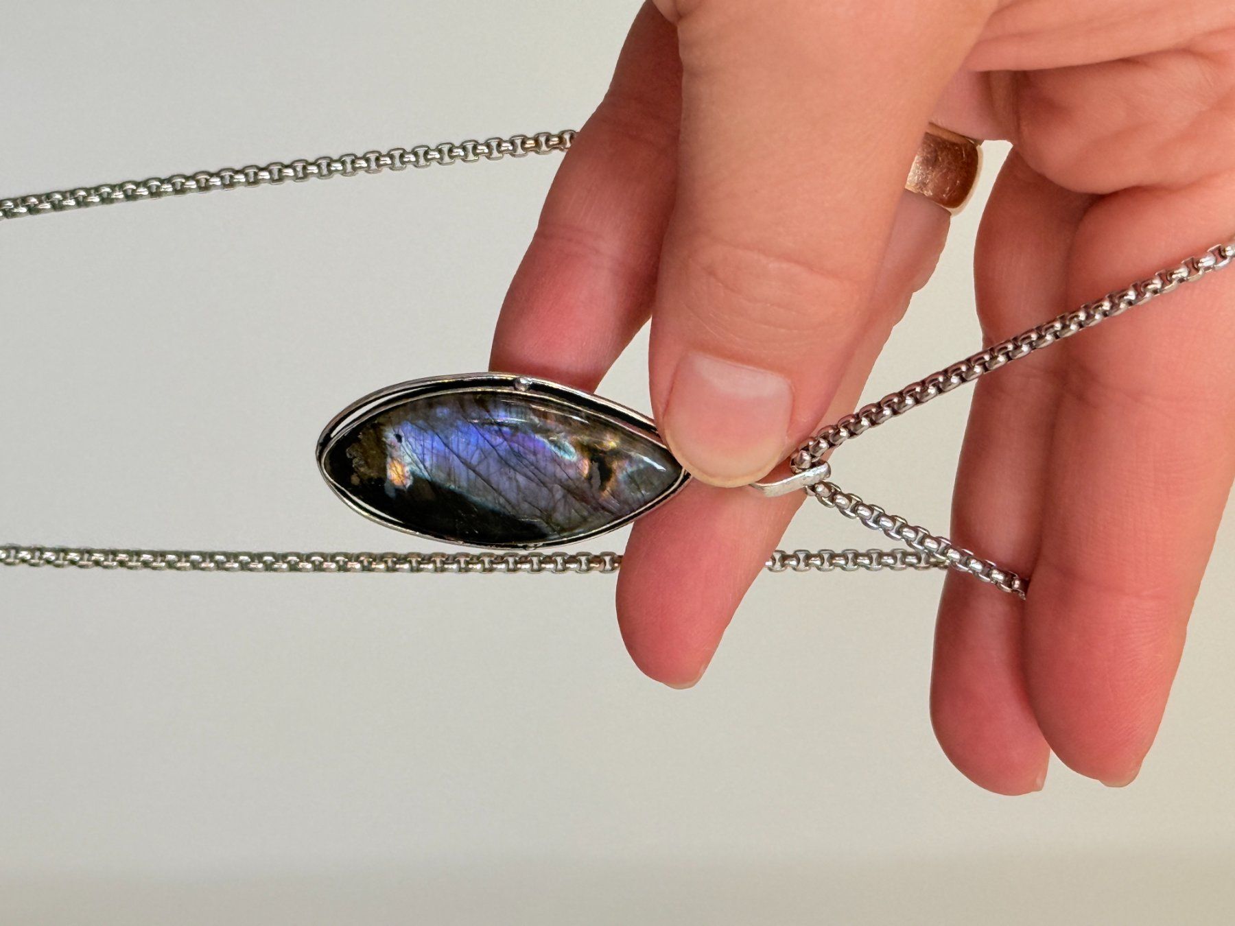 Ketten: Collier avec pendentif labradorite – Neu und originalverpackt aus Genève von AGBERG 1