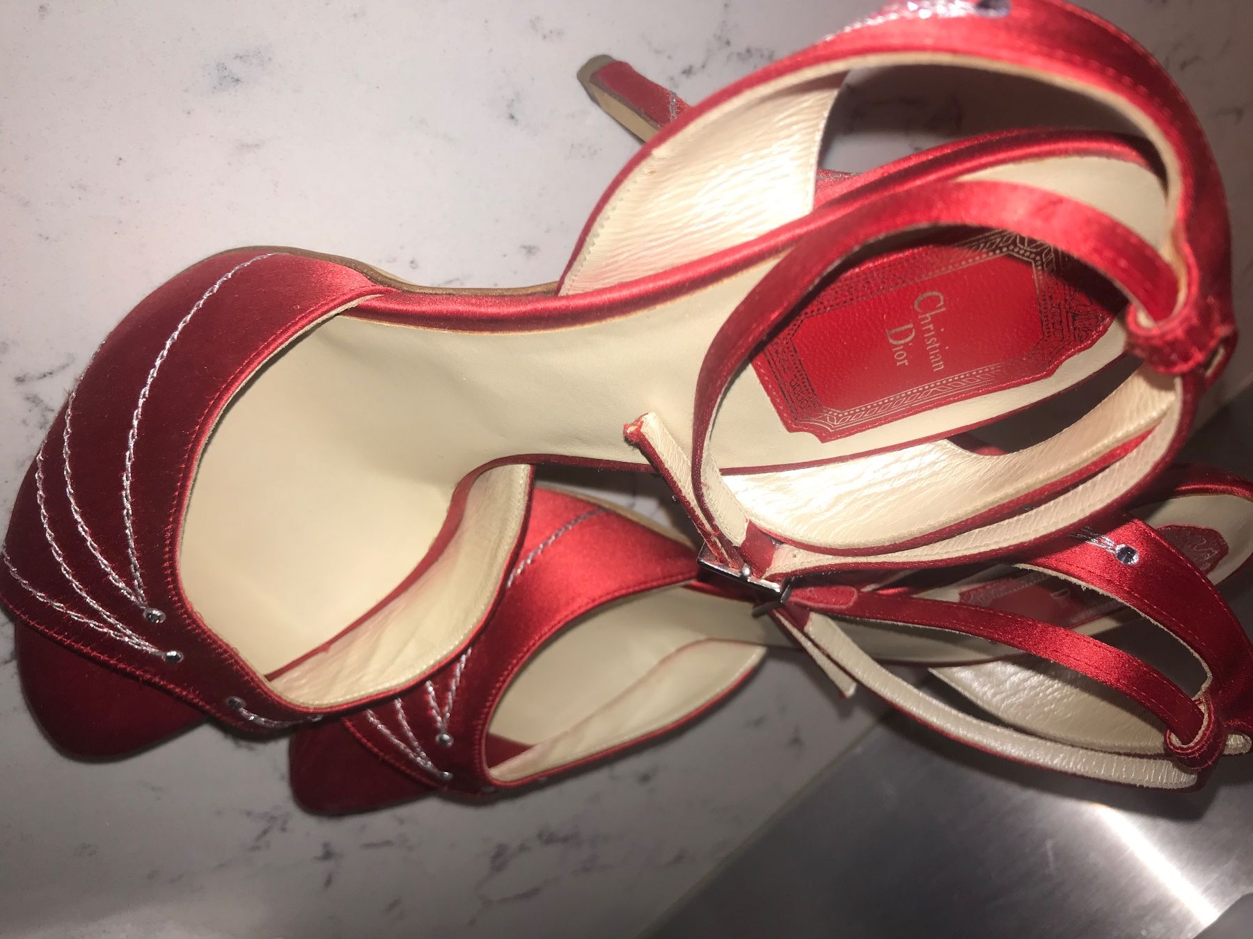 Dior Damenschuhe: Christian Dior red satin evening sandals – Gebraucht aus Biel/Bienne von zit_v5yc 5
