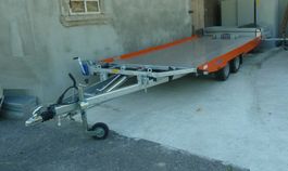 Une remorque transport de voiture