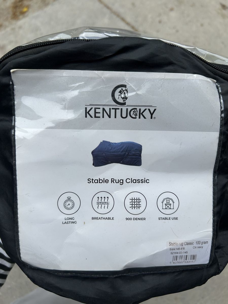 Kentucky Coperte: Kentucky Stable Rug Classic 145cm  – Nuovo e nell'imballaggio originale da Bolligen venduto da AndyBern