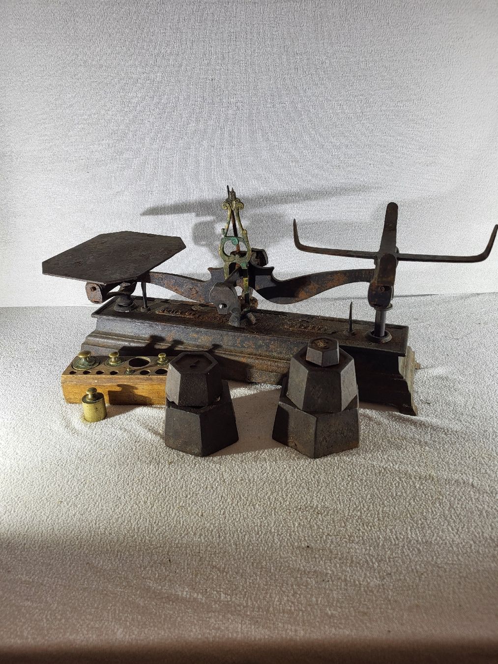 Balances et poids: Alte Waage mit Gewichten – Défectueux à Grindelwald par lego9