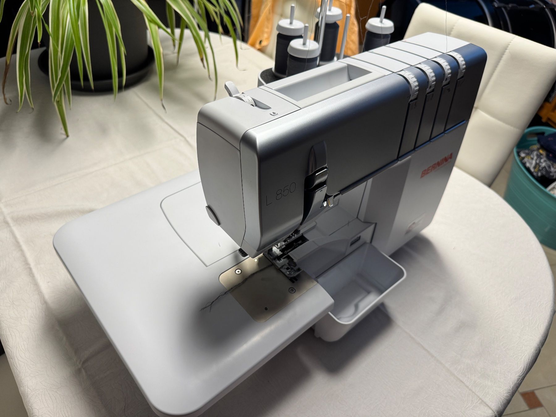 Bernina Macchine da cucire: BERNINA L850 Overlock – mit One-Step Lufteinfädler – Nuovo (secondo la descrizione) da Ramsen venduto da Winiger-Informatik 4