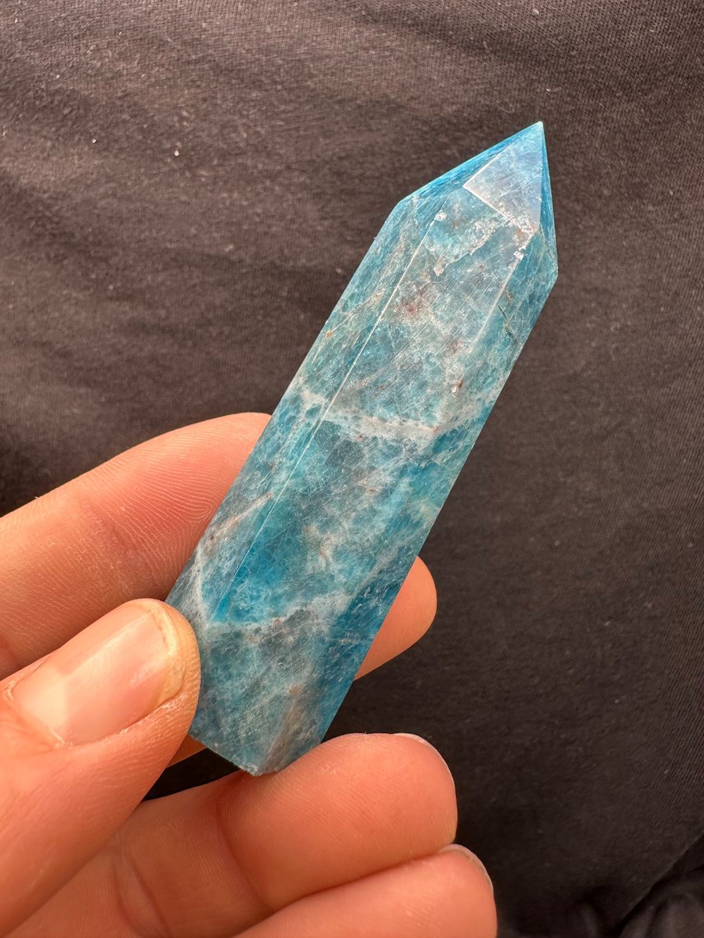 Minerali & Pietre curative: Blauer Apatit Obelisk, Turm, Spitze – Nuovo e nell'imballaggio originale da Männedorf venduto da Handschmeichler 2