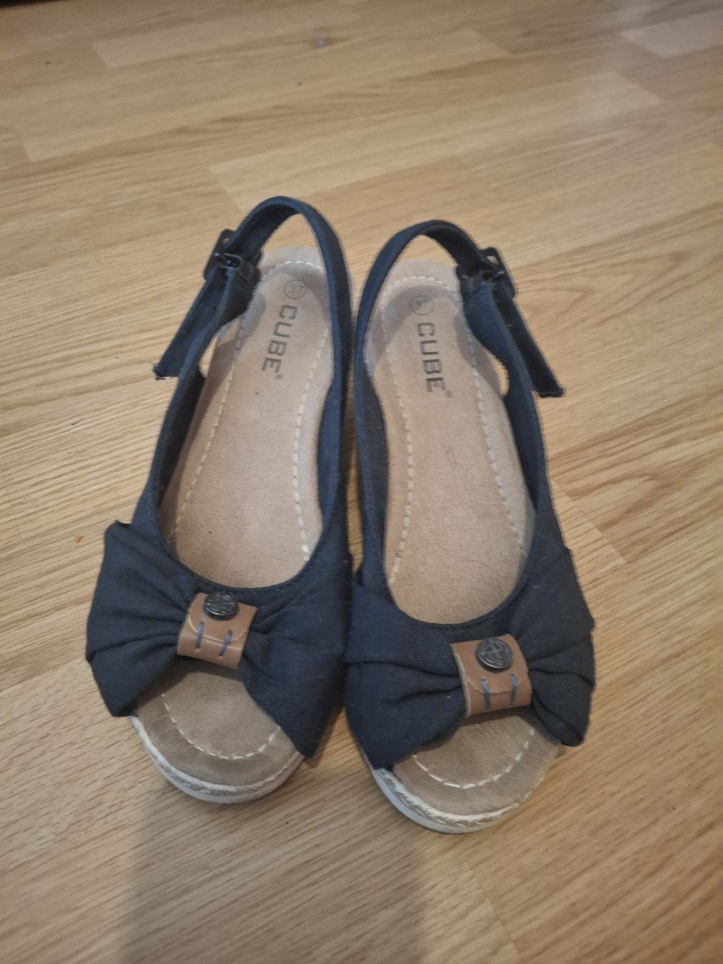 Cube Chaussures femmes: Keilabsatz Sandalen CUBE Grösse 37 dunkelblau – D'occasion à Füllinsdorf par DeGyMe 2