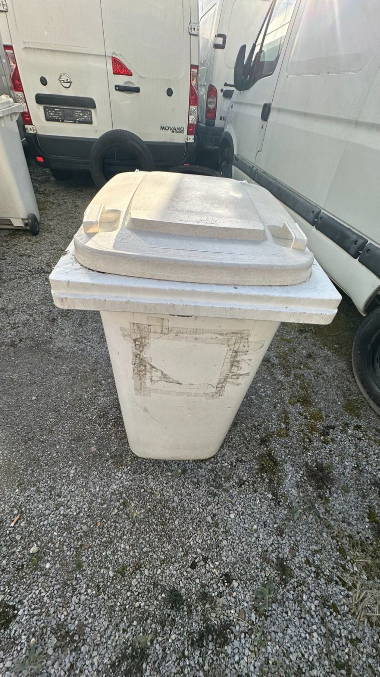 Banconi: Abfallbehälter, Rollcontainer 240 Liter / 110 kg weiss – Usato da Dübendorf venduto da rog_8pqk
