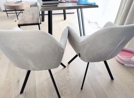 2 elegante Polsterstühle in Beige – sehr guter Zustand