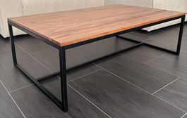 Moderner Couchtisch aus Massivholz - sehr guter Zustand