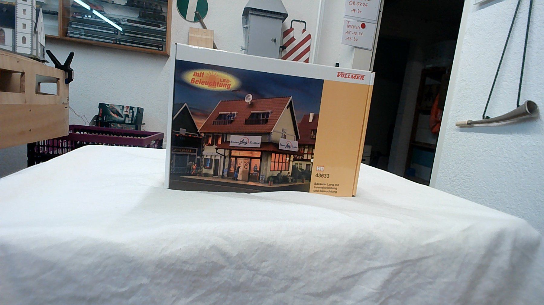 Vollmer Modelleisenbahnen: 3 Häuser, 1 Kirche von Vollmer H0 – Neu und originalverpackt aus Grellingen von Rolf.W57 1