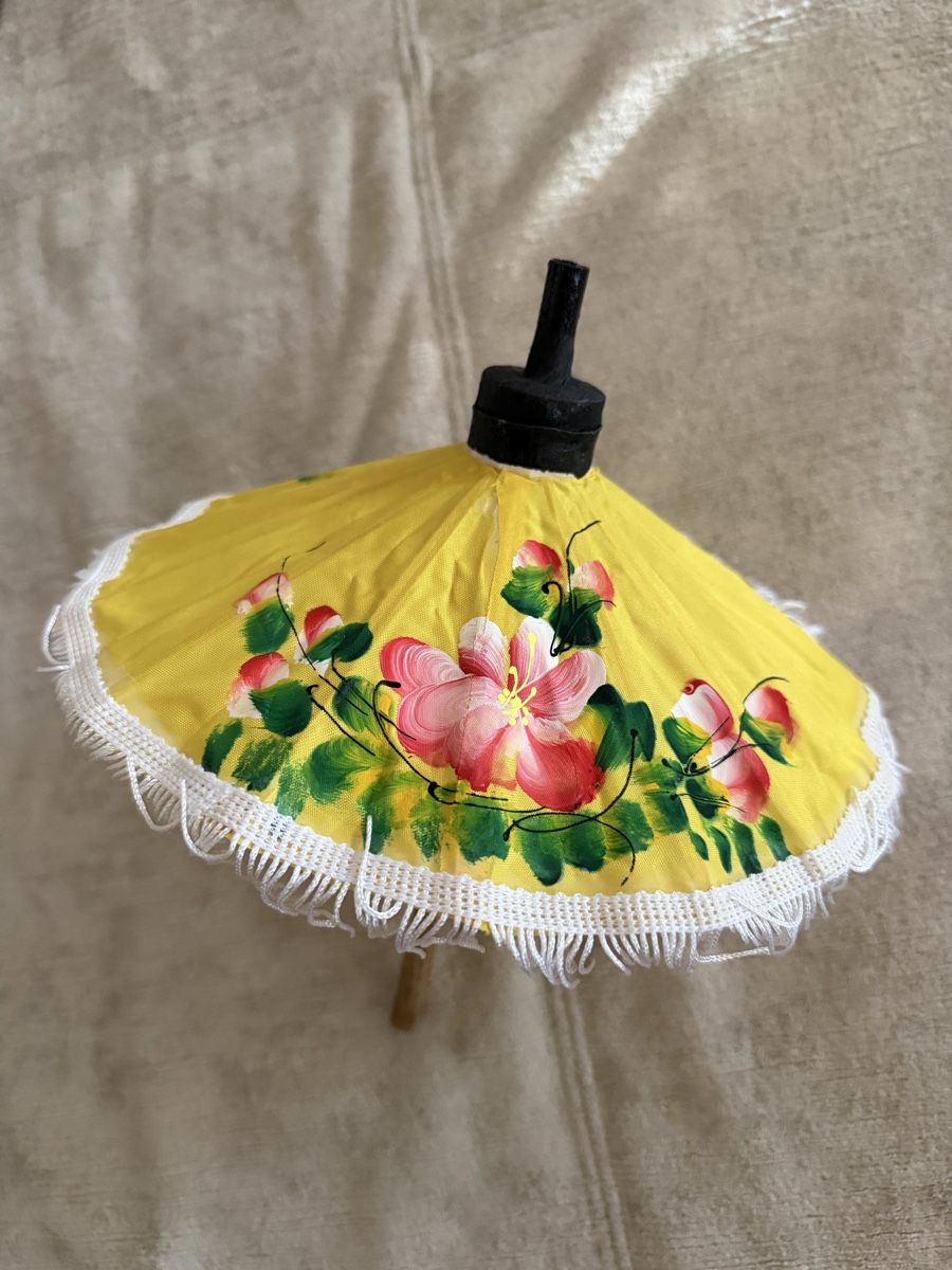 Tutte le decorazioni: Mini parasol jaune peint à la main avec fleurs – Nuovo (secondo la descrizione) da Lausanne venduto da Stephaniesdressing 1