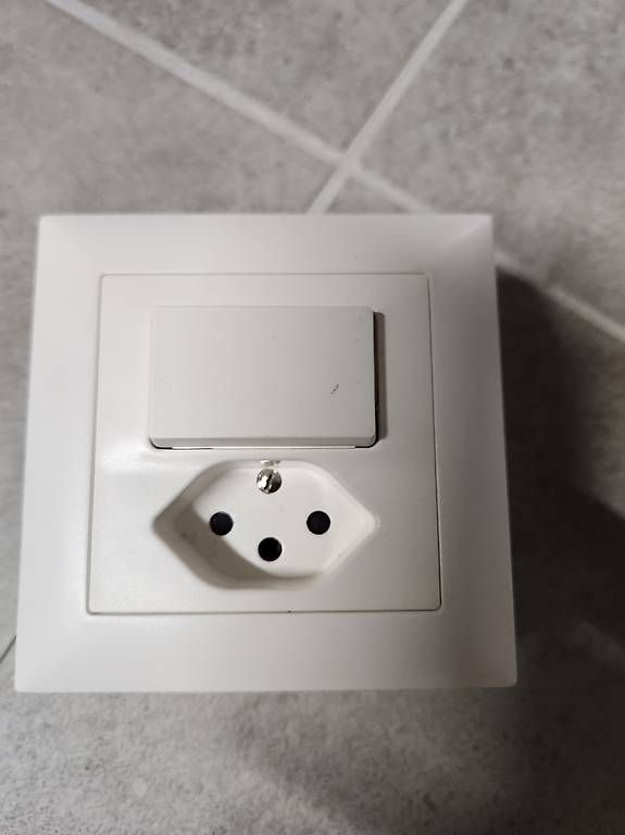 Stecker: Steckdose mit schalter  – Gebraucht aus Maegenwil von shopping4me 1