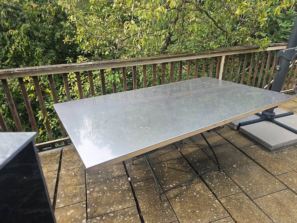 Tables: Gartentisch mit Chromstahlplatte – D'occasion à Kaltenbach par Sebiii14 1