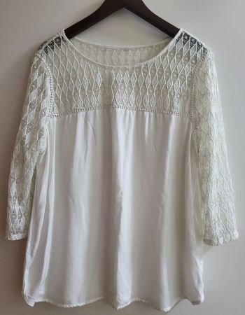 Sommerliche Bluse in Weiss mit Spitze