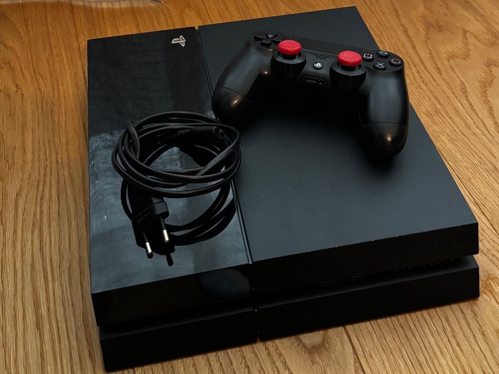Sony Console: Playstation 4 inkl. Kontroller und Netzteil – Usato da Chur venduto da vi_milena