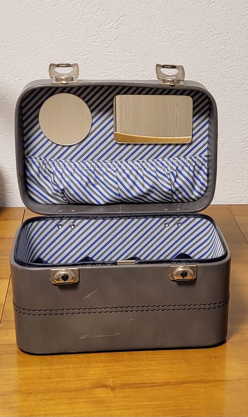 Custodie per cosmetici: Beauty Case – grau - verschliessbar – Usato da Eschlikon TG venduto da Hirzliblick 1