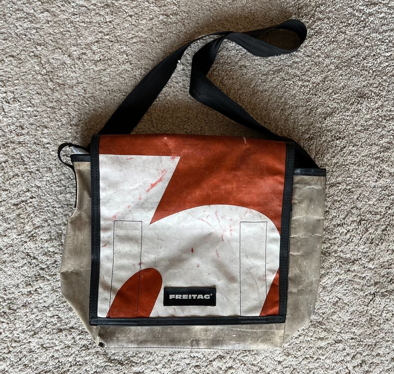 Freitag Umhängetasche (weiss / rot) Kaufen auf Ricardo