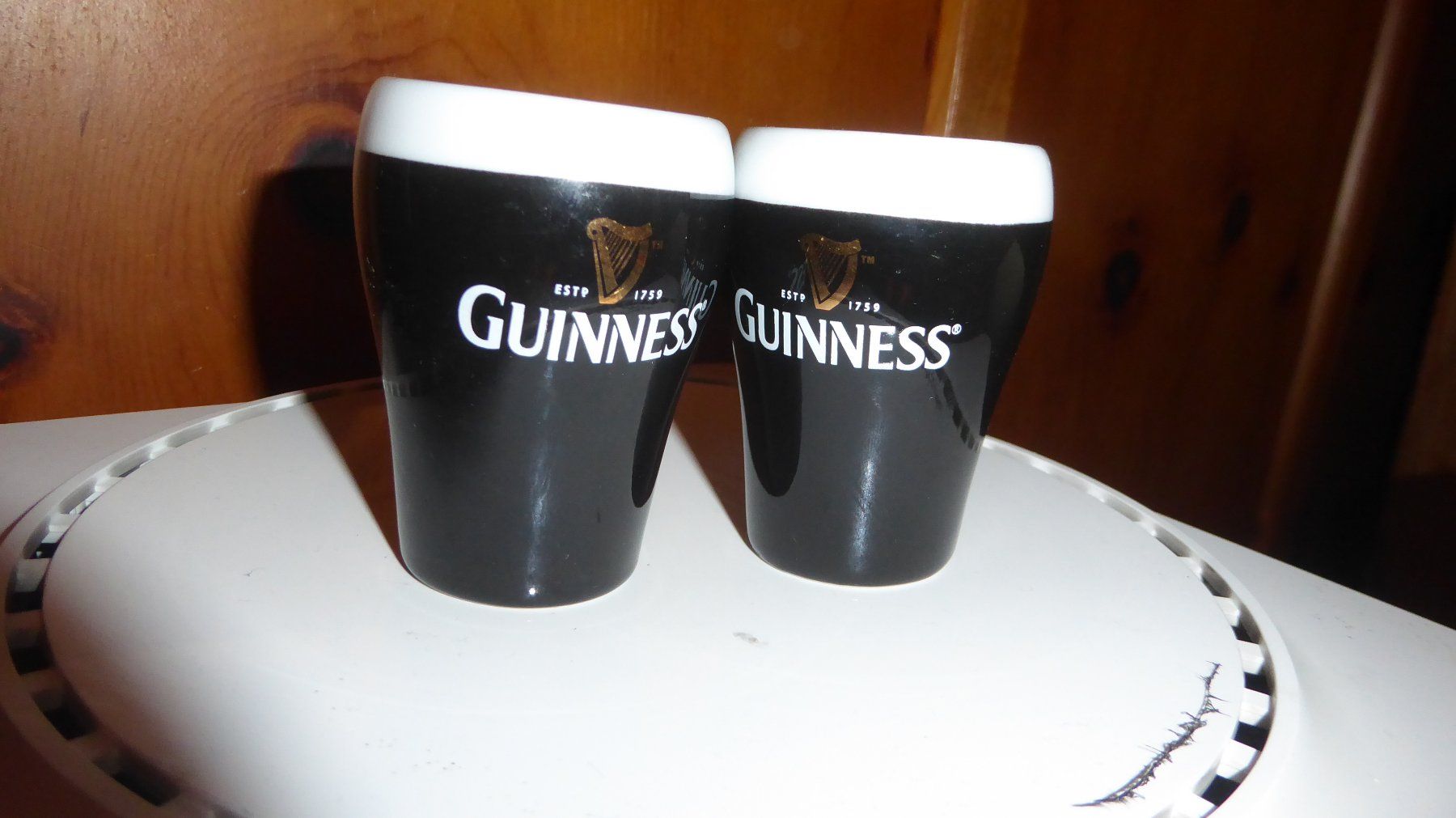Sonstiges Geschirr: 2 Keramik Eierbecher Guinness – Gebraucht aus Sargans von Benziner