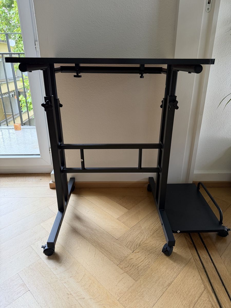 Bureaux: Adjustable Mobile Laptop Workstation, Black – Neuf (Voir description) à Zürich par mik_ykn6 2