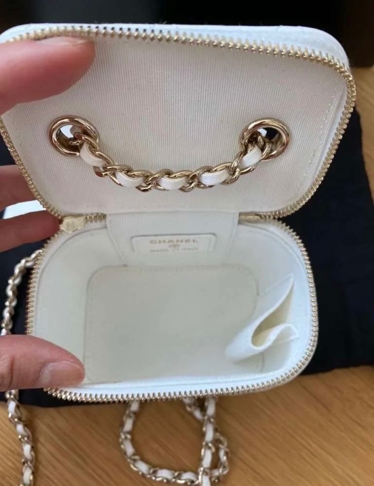 Chanel Borse da donna: Chanel Vanity Case, mit Chanel Blume, weiss – Nuovo (secondo la descrizione) da Triesen venduto da atos87 5
