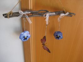 Schöner Aufhänger mit 2 Metall Stiefmütteli +1 Schmetterling