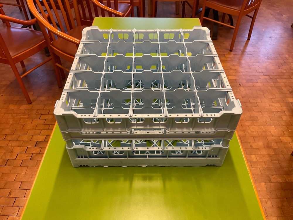 Cambro Camracks 25er Korb – 25 Fächer Für Stielgläser & Becher, 50x50 Cm, Polypropylen, Marineblau