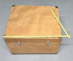 Holzkiste mit Deckel, Griff und und Rollen