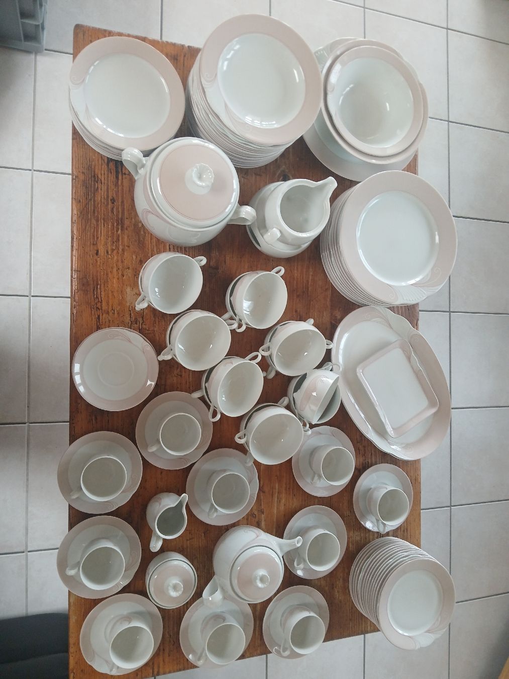 Geschirrsets: Beau Service de table  Schirnding – Gebraucht aus Corcelles-Payerne von evalyne