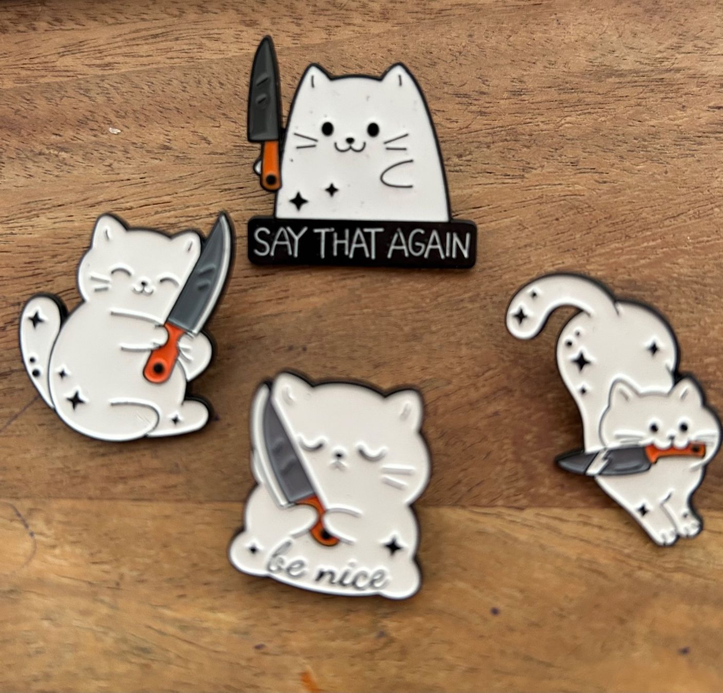 Placchette & Badge: Set 4x Pin Katze Messer – Nuovo e nell'imballaggio originale da Geneve venduto da vane267