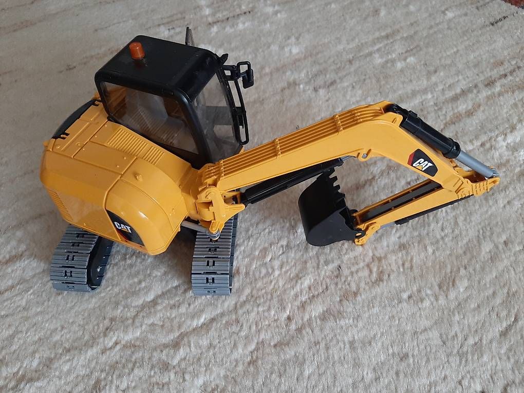 Giocattoli: BRUDER CAT Minibagger , mit beweglichen Teilen – Usato da Basel venduto da Renato_hirzi 2