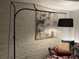 Moderne Bogenstehleuchte im Industrial Look