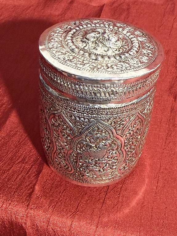 Contenitori & Simili: Burmesische  feine Betteldose Silber Dose um 1900 – Usato da Fahrwangen venduto da Dirk.Gerlach
