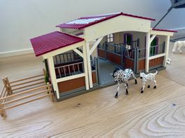 Schleich Reiterhof u. 2Pferde (Knabstrupper/Mama m. Fohlen)