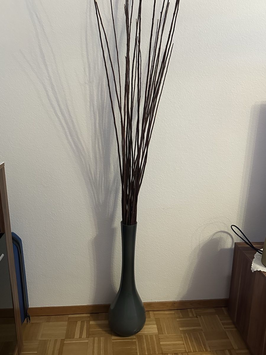 Vasen & Gefässe: Graue Vase mit Zweigen – Gebraucht aus Rümlang von ohsnapiiitzme2 1