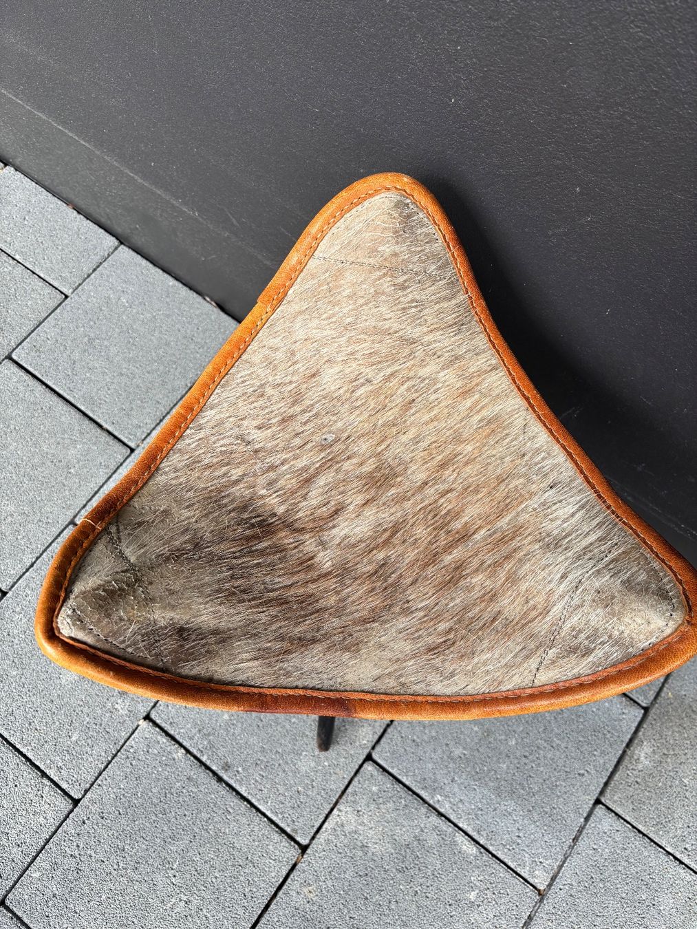 Hocker: 1950s mid century tripod leather stool – Gebraucht aus Steinhausen von ChromeVintage 3