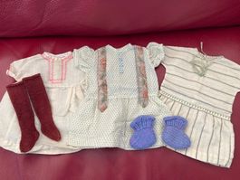 3 alte Puppenkleider und Strümpfe