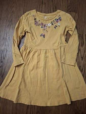 Kleid gelb mit Schmetterlingen Gr. 116