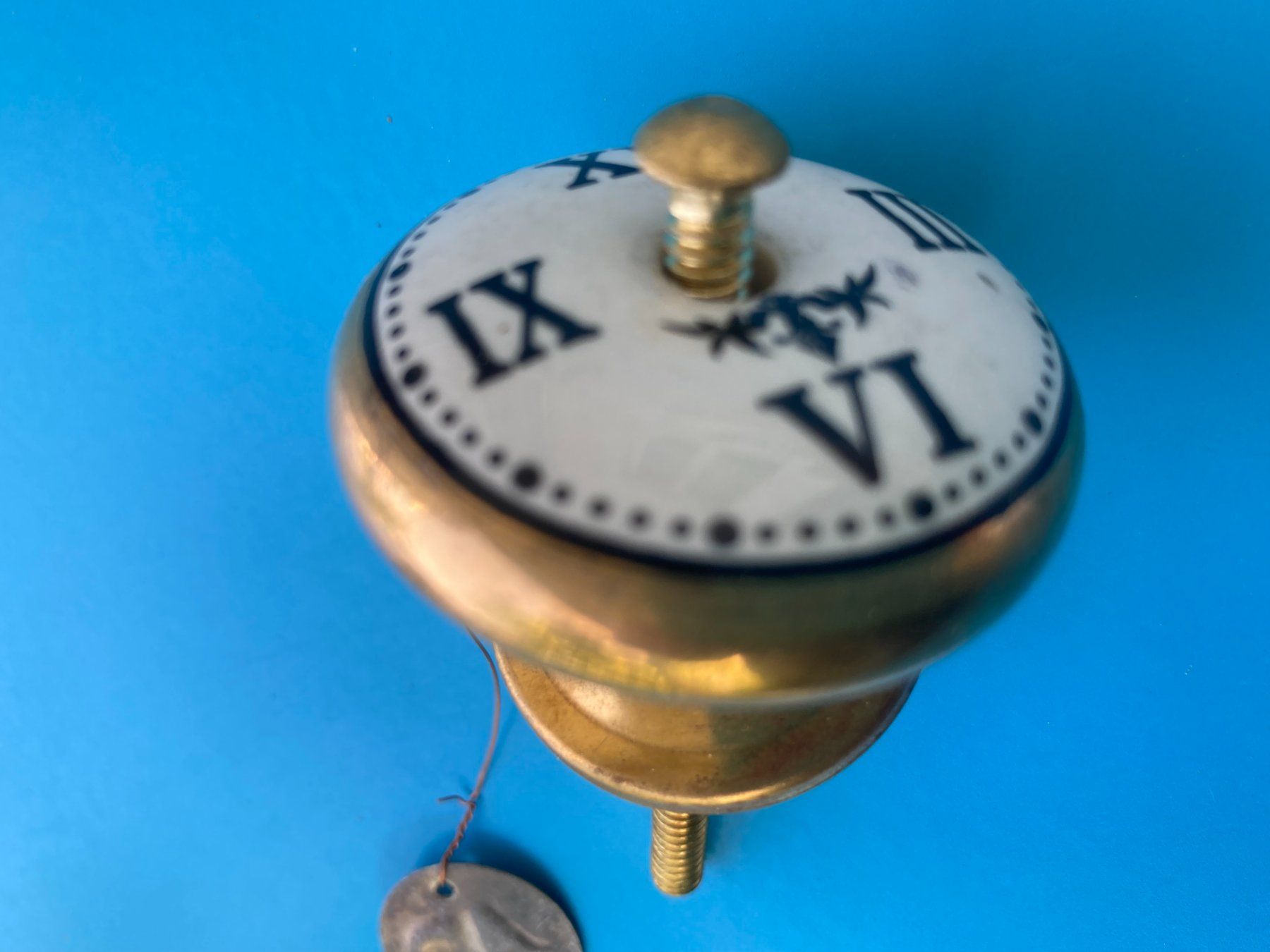 Ferramenta: MÖBELKNOPF  UHR   RÖMISCHE  ZAHLEN – Nuovo (secondo la descrizione) da Subingen venduto da Etageren 2