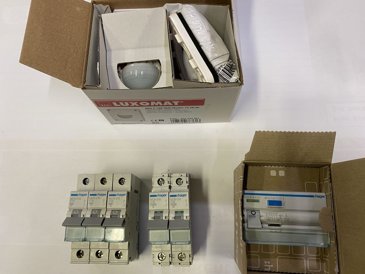 Hager Alimentazione elettrica: FI-LS 40A/ Bewegungsmelder / LS 16A – Nuovo (secondo la descrizione) da Niederweningen venduto da ronboni