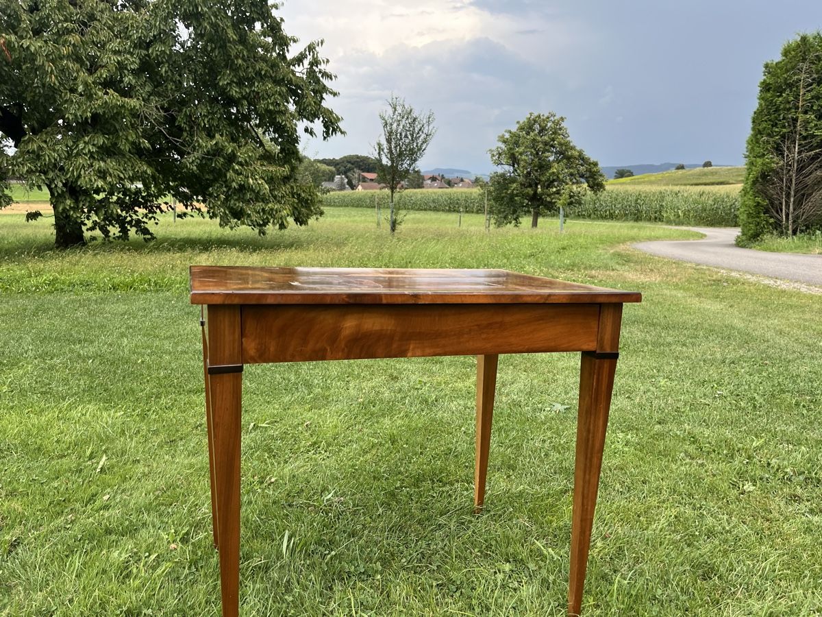 Tische: Tisch mit Schublade Massiv Holz – Gebraucht aus Allmendingen b. BE von  3