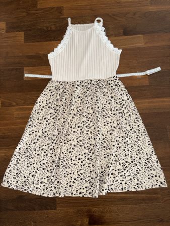 Sommerliches Blumenkleid mit Spitze, Grösse UNI
