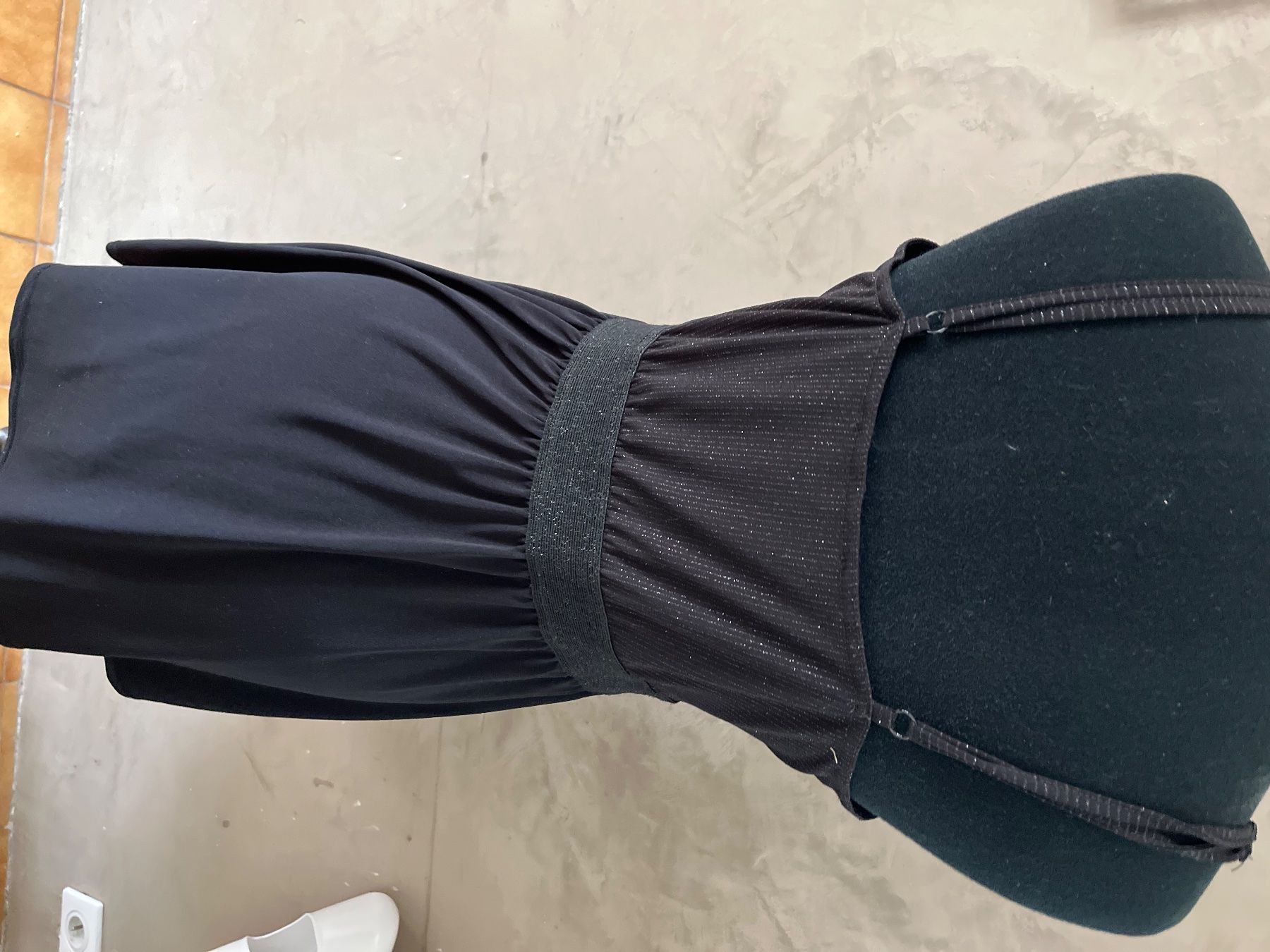 Kleider: Robe noire brillante Taille M Mel – Gebraucht aus Veyrier von kimedovapa 1