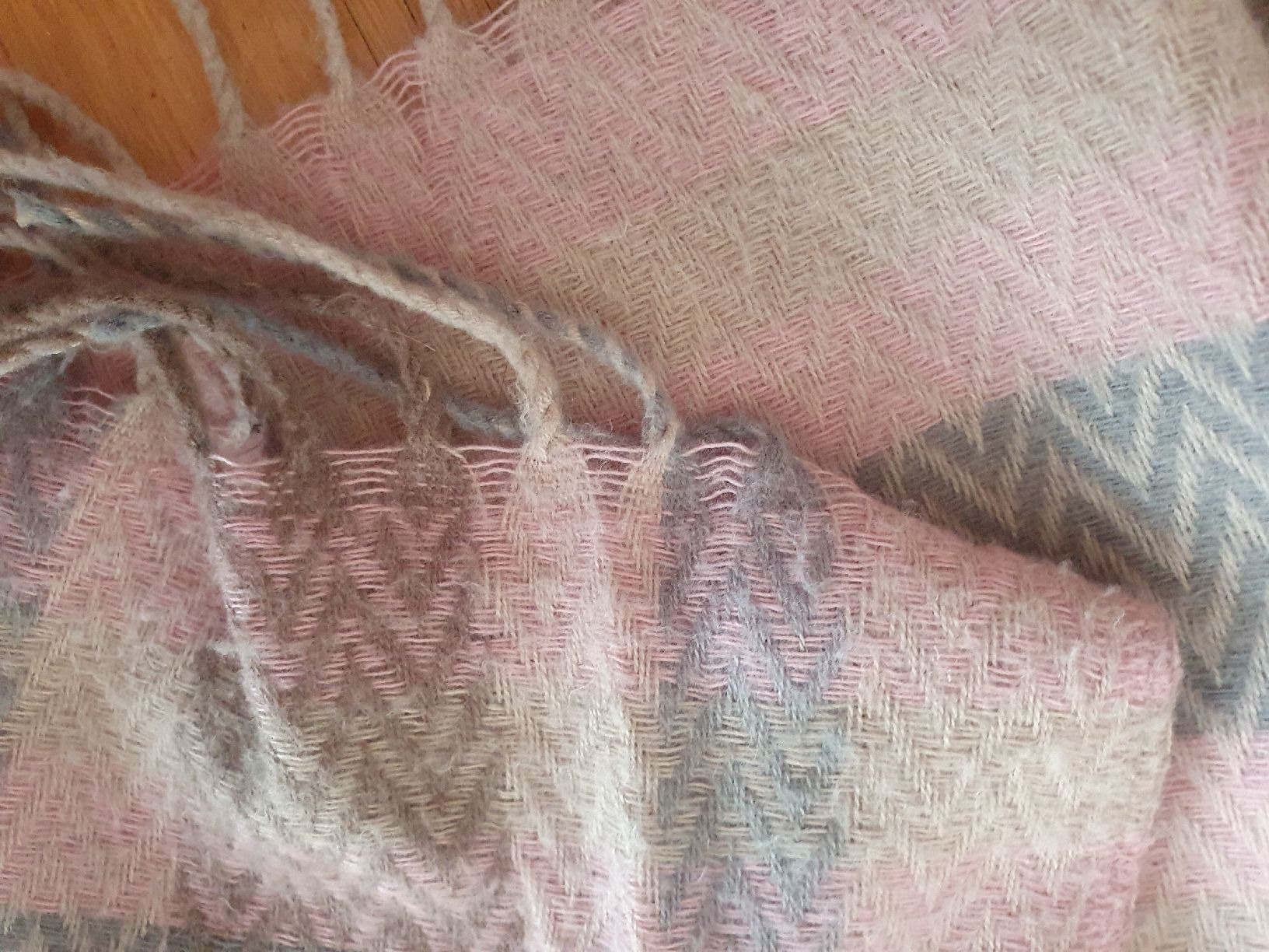 Foulard & Sciarpe: Schal oder Sofaüberwurf rosa/grau – Usato da Moosseedorf venduto da Sonnenschein.. 6