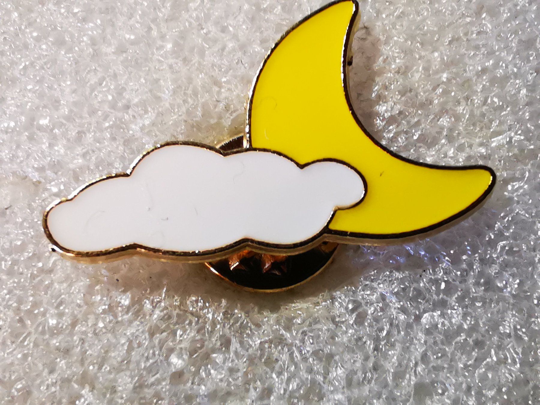 Plaketten & Abzeichen: Ansteckpin 30: Wolke & Mond – Gebraucht aus Oppligen von Pin-Fall-Shop